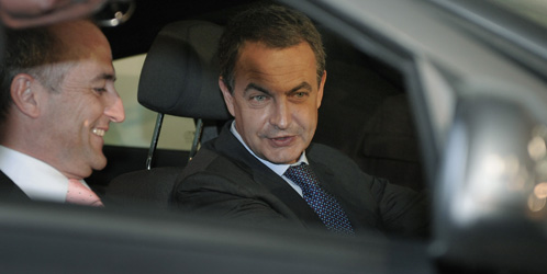 José Luis Rodríguez Zapatero y Miguel Sebastián charlan en un coche (REUTERS)