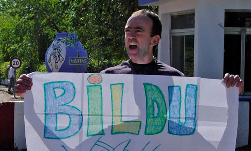 El preso etarra Ander Errandonea Arruti, porta una pancarta a favor de Bildu (EFE)