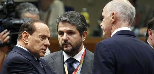 Berlusconi conversa con Papandreu en una imagen de archico (EFE)