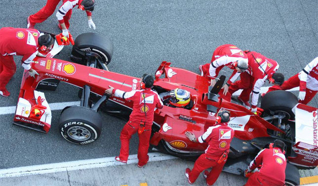 De la Rosa debuta en Ferrari con avería