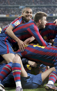 Los jugadores del Barcelona celebran un gol en el Bernabéu.