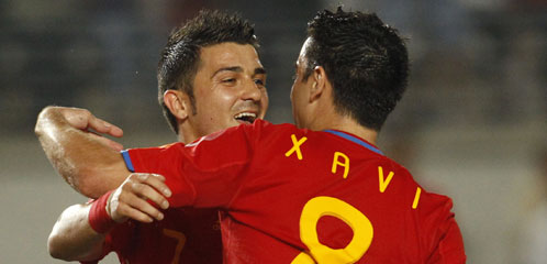 Villa y Xavi se abrazan en un encuentro con España (Reuters)