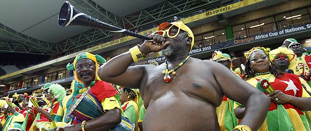 Sudáfrica se plantea acabar con las vuvuzelas en el fútbol... por convertirse en un arma