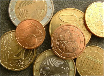 El euro baja hasta los 1,5719 dlares en Frncfort 