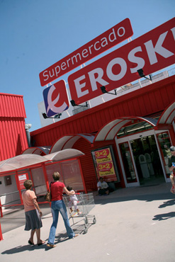 Eroski negocia refinanciar la deuda de 1.800 millones por la compra de Caprabo