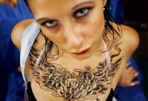 fotografia tatuaje. Soledad muestra sus tatuajes, tras ser elegida en un hotel de Buenos Aires 