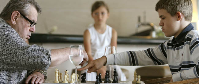 Milos Forman "reta" a una partida de ajedrez al joven prodigio Magnus Carlsen