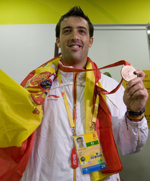 JJOO: 2º medalla para España, en esgrima 2008081068JoséLuisAbajoMedallaBandera