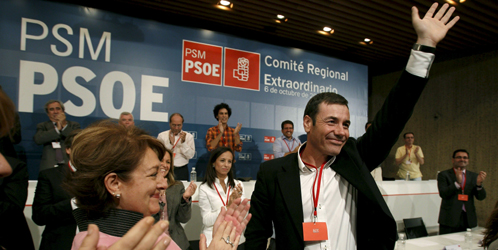 Gómez adelanta por la izquierda a Zapatero para ganar a la "neoliberal" Aguirre