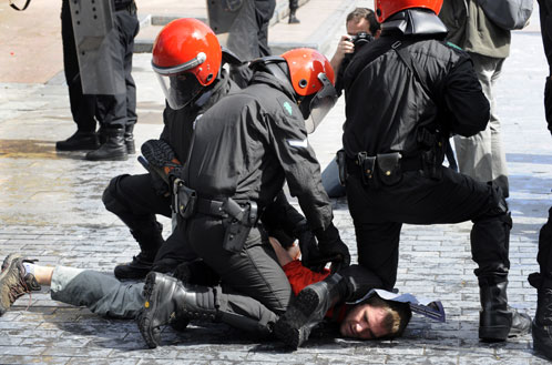Un informe del Gobierno vasco propone indemnizar a las víctimas de abusos policiales 