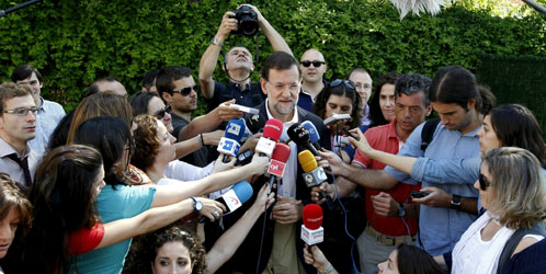Rubalcaba y Rajoy ignoran la crisis y piden a los periodistas 11.000 euros por seguir su caravana