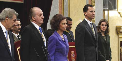 El Rey defiende "la honradez de los españoles que sacan adelante a sus familias"