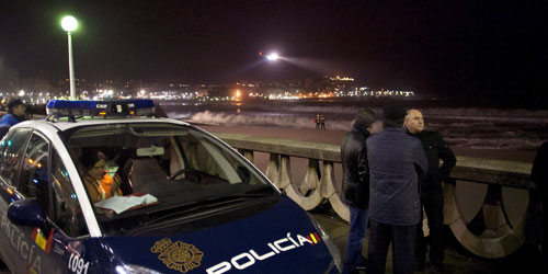 Un policía muerto y dos desaparecidos al rescatar a un joven en la playa de A Coruña