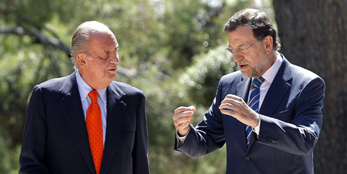 Rajoy cede a la presión de su propio partido y prorroga la ayuda de los 400€