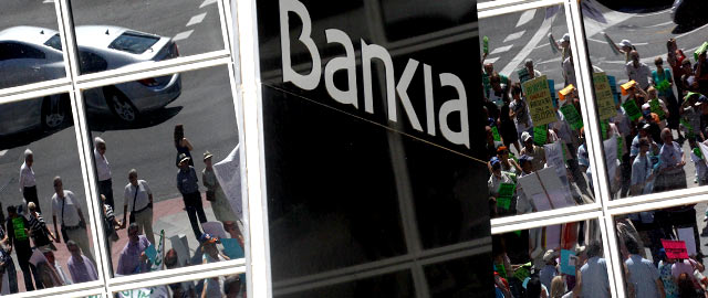 Varios centenares de empleados de Bankia se unen para querellarse contra sus exdirectivos