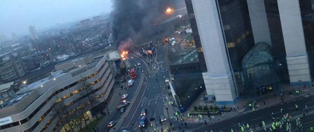 Dos personas mueren tras estrellarse un helicóptero en pleno centro de Londres