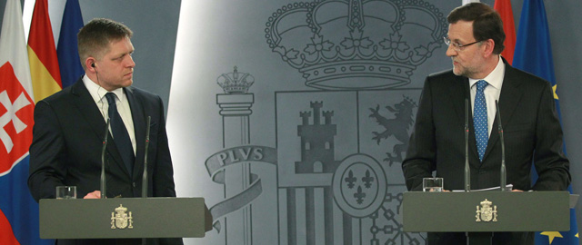 Rajoy deja la puerta abierta a otra subida del IVA y del IRPF este año