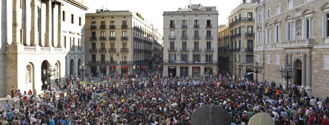 Barcelona se tiñe de indignados: unos al Ayuntamiento, otros al Parlament