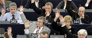 http://www.elconfidencial.com/mundo/2011/10/20/los-eurodiputados-se-niegan-a-bajarse-el-sueldo-ni-un-5-86261