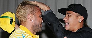 Alves quiere 'fichar' a Neymar, pero él no sabe aún si seguirá