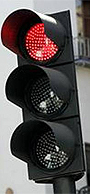 ¿Puede multarme un guardia por un semáforo en rojo?
