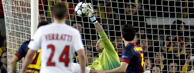 Valdés saca otra vez la mano y recuerda al Barça que su adiós será un problema