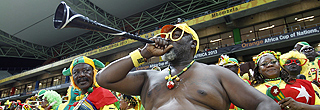 Sudáfrica aboga por eliminar las vuvuzelas en el fútbol... por convertirse en un arma