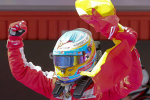 Alonso saca el 'martillo' en el Gran Premio de España tras un adelantamiento de fábula