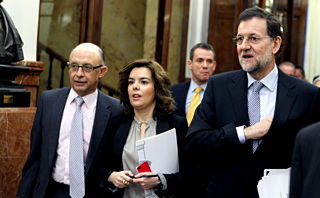 Rajoy zanja el 'ascenso' de Sáenz de Santamaría ante sus senadores: 'Lo pidió Montoro'