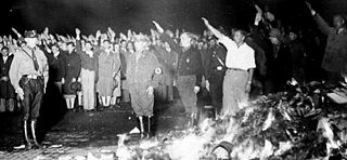 <center>Y Hitler quemó a la Pasionaria</center>