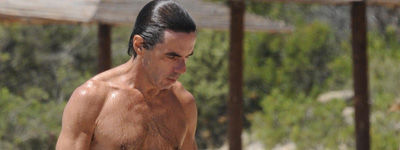 Aznar pretende pasar desapercibido en Marbella: cambia hamaca por toalla