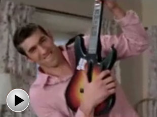 Bryant al micro y Phelps a la guitarra