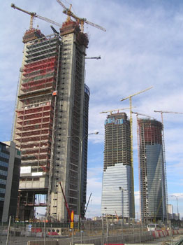 Adiós a las Torres KIO: Caja Madrid compra el rascacielos de Repsol por 815 millones