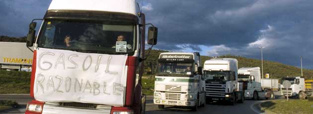 Atascos y bloqueo de fronteras y puertos por la protesta de los camioneros