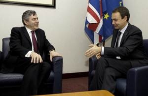 Brown defiende que Zapatero participe en la cumbre internacional ante la crisis