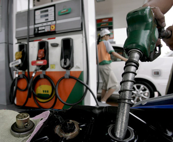 El 'Expediente X' de los carburantes: petrleo a la baja, gasolina al alza