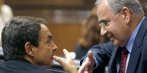 Alfonso Guerra conversa con el presidente del Gobierno, José Luis Rodríguez Zapatero (EFE).