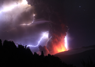 Tormenta eléctrica en zona volcánica